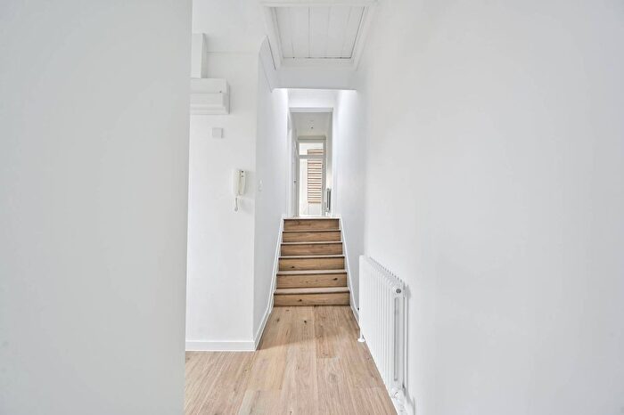 3 Bedroom Flat To Rent In New Kings Road, Fulham, London, SW6
