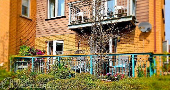2 Bedroom Flat For Sale In Grangemoor Court, Cardiff, CF11