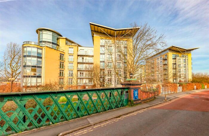 2 Bedroom Apartment To Rent In The Meridian, Kenavon Drive, Reading, Berkshire, RG1