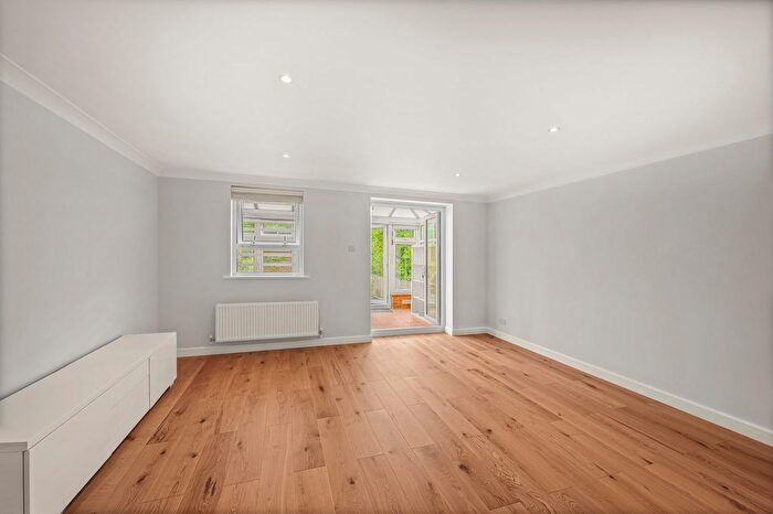 2 Bedroom Maisonette For Sale In Schooner Close, Cubitt Town, E14