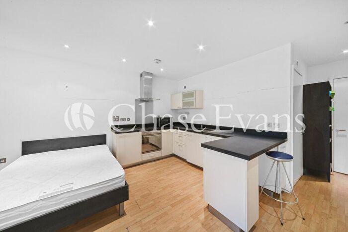 Flat To Rent In Byng Street, Canary Wharf, London, E14