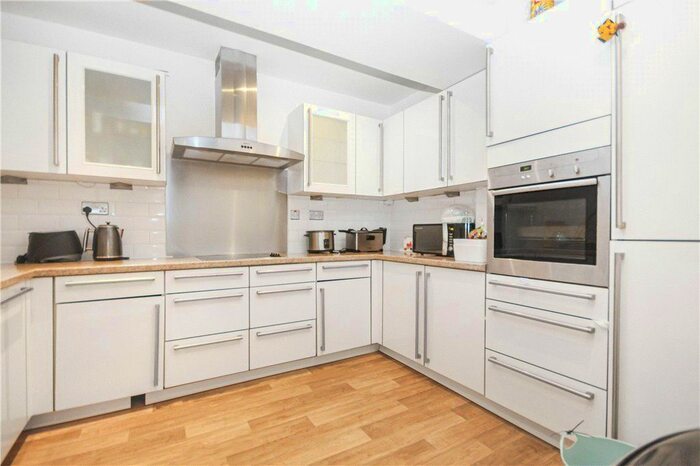 2 Bedroom Flat To Rent In Streatham High Road, London, SW16