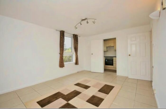 2 Bedroom Flat To Rent In Ross Road, London, SE25