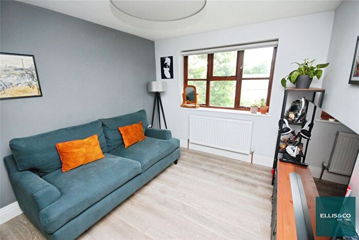 2 Bedroom Flat For Sale In Woodlands, Golders Green, NW11
