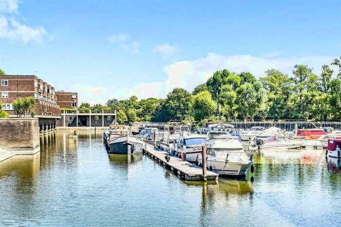 1 Bedroom Flat To Rent In Justin Close, Brentford, TW8