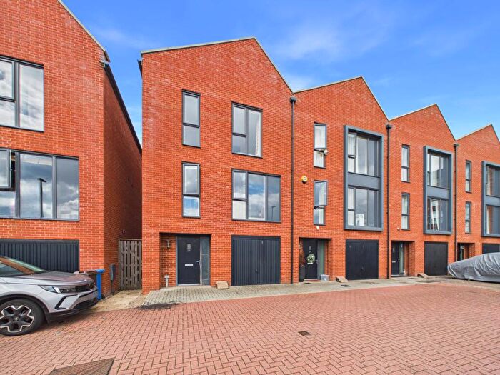 3 Bedroom End Of Terrace House For Sale In Somerset Close, Kingsway, DE22