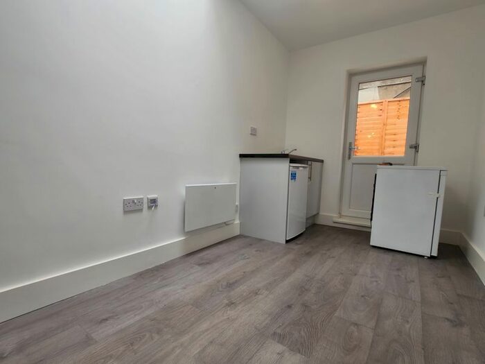 Property To Rent In Queens Parade, Green Lanes, London, N8
