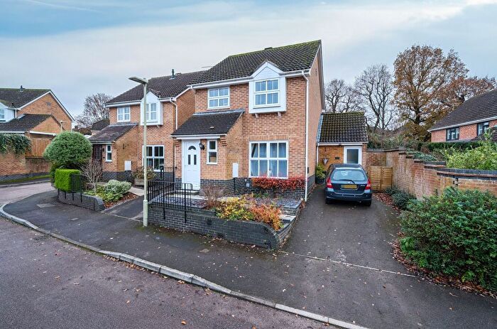 3 Bedroom Link Detached House For Sale In Kennet Road, Petersfield, GU31