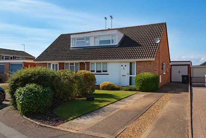 3 Bedroom Semi-Detached Bungalow For Sale In Obelisk Rise, Northampton, NN2