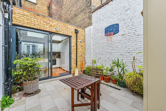 3 Bedroom Flat To Rent In Queenstown Road, Battersea, London, SW8