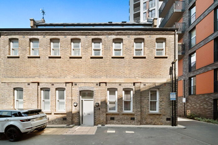 3 Bedroom Semi-Detached House For Sale In Callis Yard, London, SE18