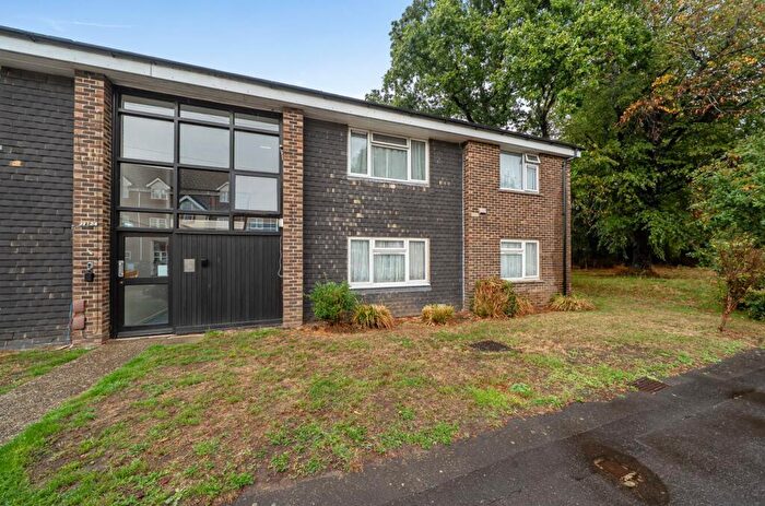 2 Bedroom Flat For Sale In Shamrock Close, Chichester, PO19