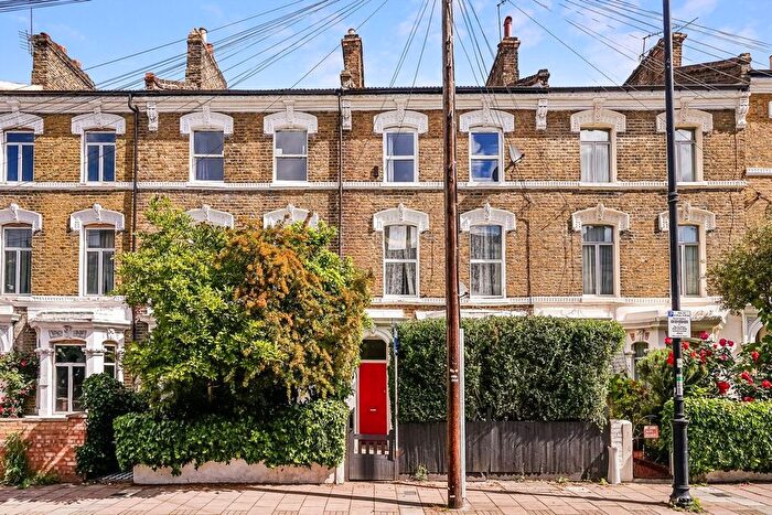 2 Bedroom Flat For Sale In Ferndale Road, Clapham, SW4