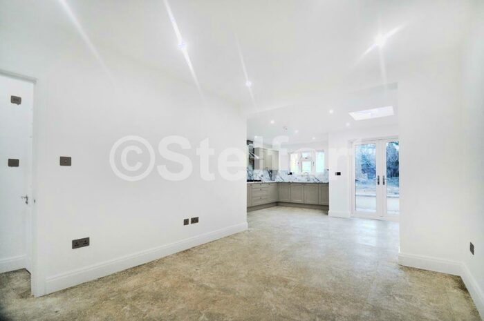 5 Bedroom Semi-Detached House To Rent In Mays Lane, Barnet, EN5