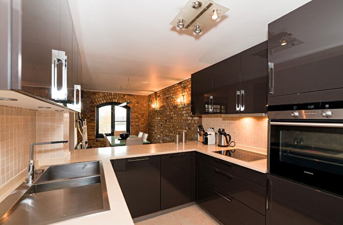 2 Bedroom Flat For Sale In Sanctuary Court, Reardon Path, London, E1W
