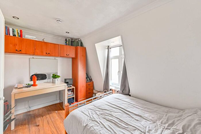 4 Bedroom Property To Rent In Kingswood Close, Stockwell, London, SW8