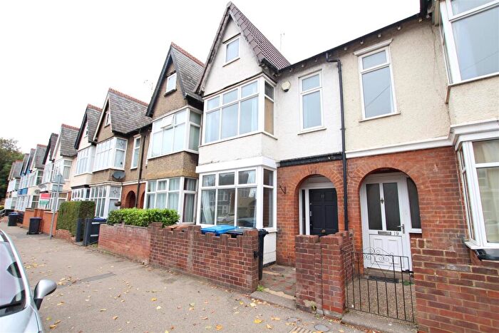 4 Bedroom House To Rent In Kingsthorpe Grove, Northampton, NN2