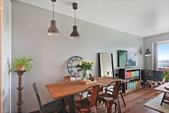 1 Bedroom Flat For Sale In Queens Road, East Grinstead, RH19