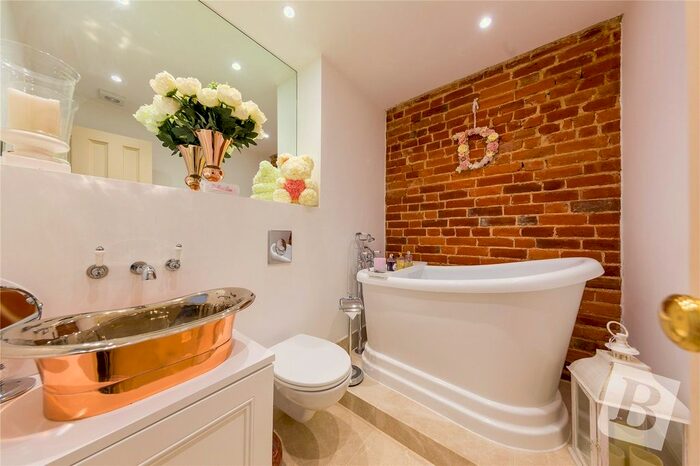 2 Bedroom Flat To Rent In The Clocktower, The Galleries, Brentwood, Essex, CM14