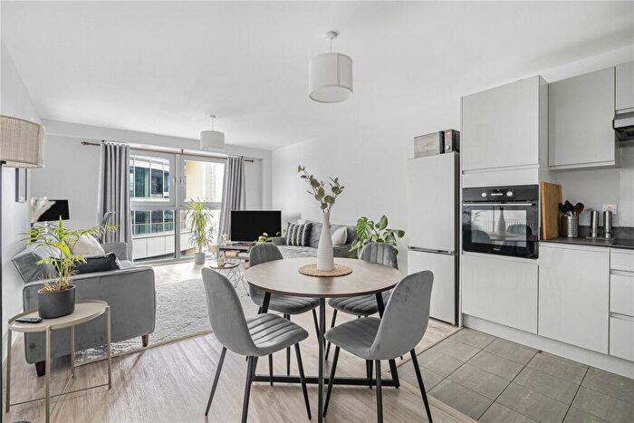 2 Bedroom Flat For Sale In Bridges Court Road, London, SW11