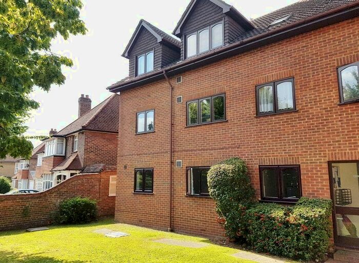 1 Bedroom Flat To Rent In Lyndale Court, London Road, Redhill, Surrey, RH1