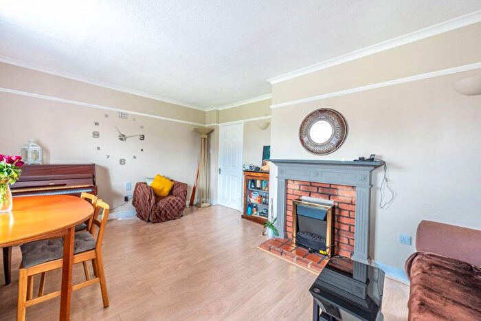 2 Bedroom Flat To Rent In Southcote Rise, Ruislip, HA4