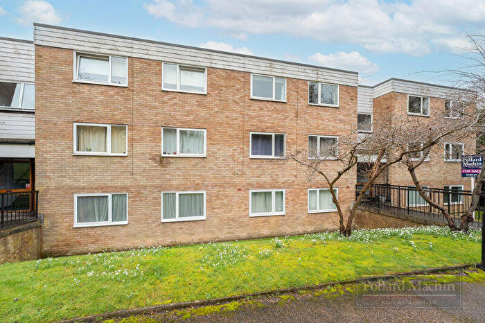 2 Bedroom Flat For Sale In Reddington Close, Sanderstead, CR2