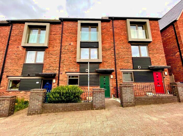 3 Bedroom Town House To Rent In High Street, Upton, NN5