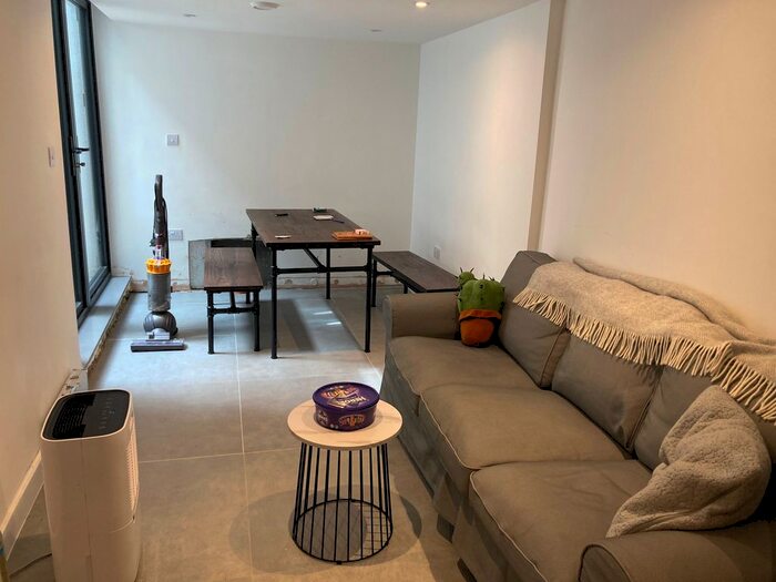 3 Bedroom Flat To Rent In Balham High Road, London, SW12