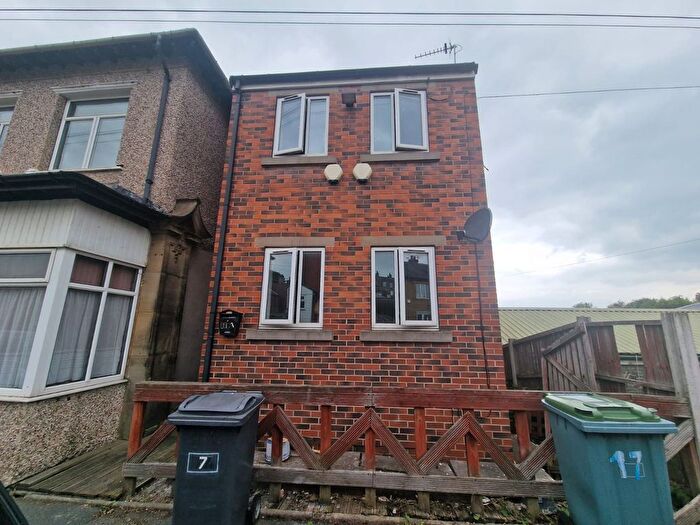 3 Bedroom Detached House To Rent In Fountain Street, Heckmondwike, WF16