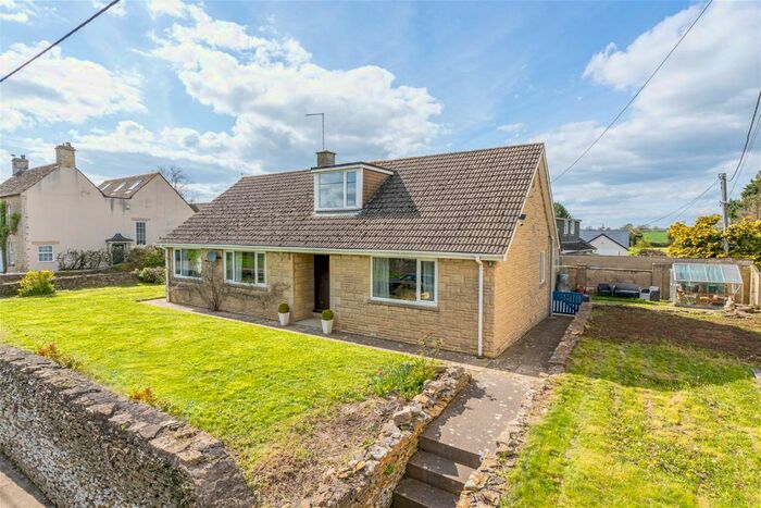 4 Bedroom Chalet For Sale In Meadway, Sherston, Malmesbury, SN16