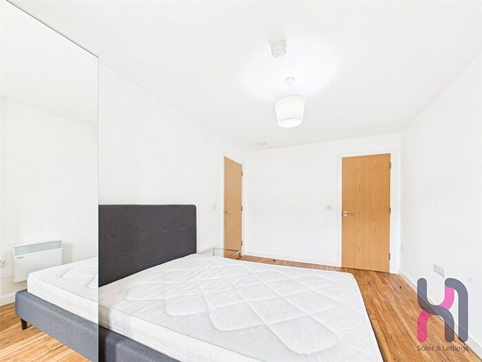 2 Bedroom Flat To Rent In Michigan Point Tower A, Michigan Avenue, M50