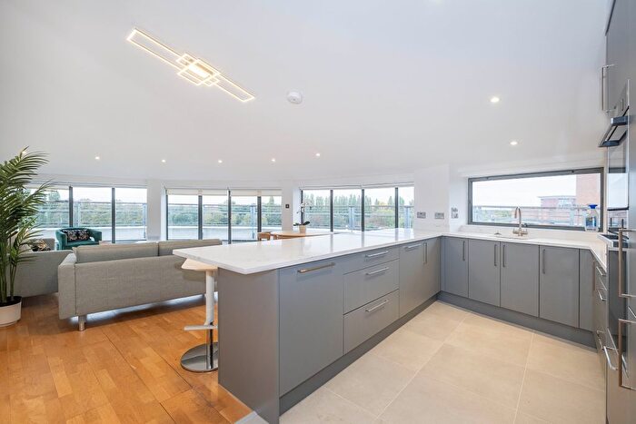3 Bedroom Flat To Rent In The Bittoms, Kingston Upon Thames, KT1