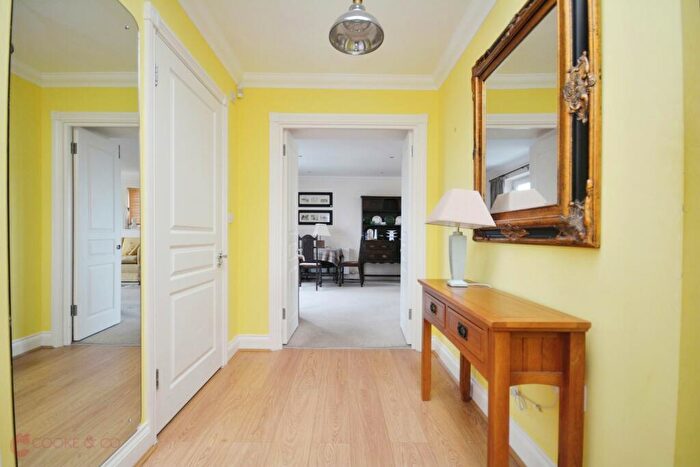 2 Bedroom Flat For Sale In Kingsgate Avenue, Broadstairs, CT10