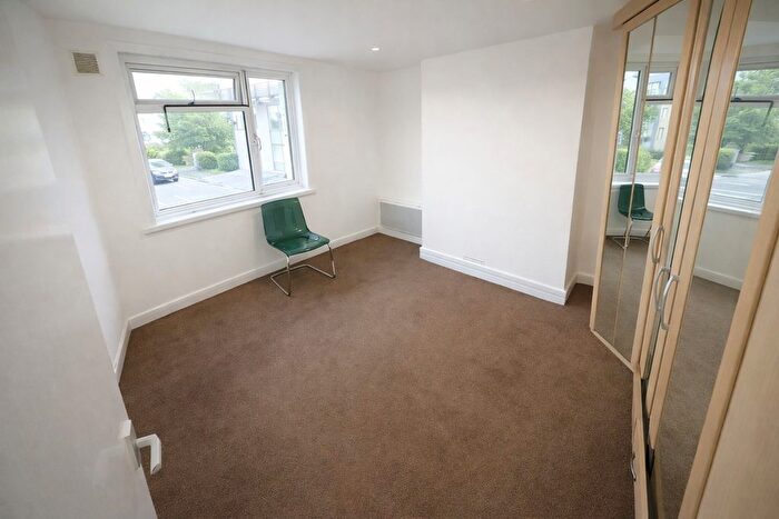 2 Bedroom Flat To Rent In Crescent Parade, Uxbridge, London, UB10