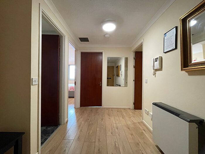 1 Bedroom Flat To Rent In Earls Court Road, London, SW5