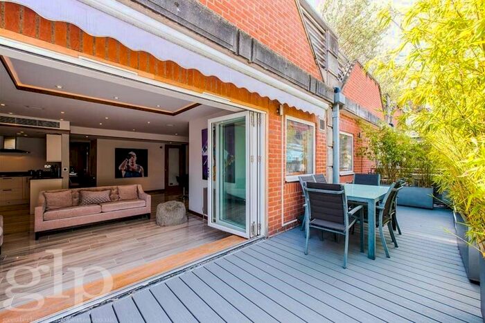 2 Bedroom Flat To Rent In Upper John Street, London, Greater London, W1F