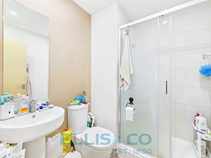 2 Bedroom Flat For Sale In Cannons Wharf, Tonbridge, Kent, TN9