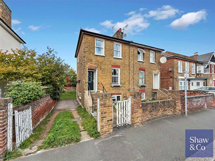 2 Bedroom Semi-detached House For Sale In Inwood Road, Hounslow, TW3