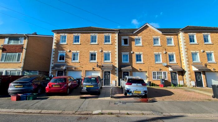 5 Bedroom Town House To Rent In Corban Road, Hounslow, TW3