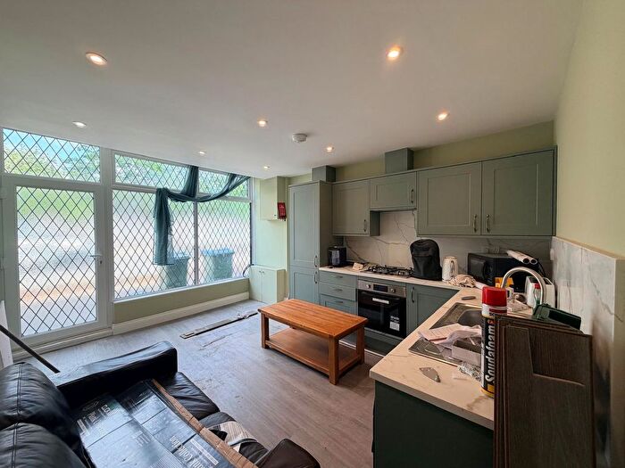 2 Bedroom Flat To Rent In Wendover Road, Aylesbury, HP21