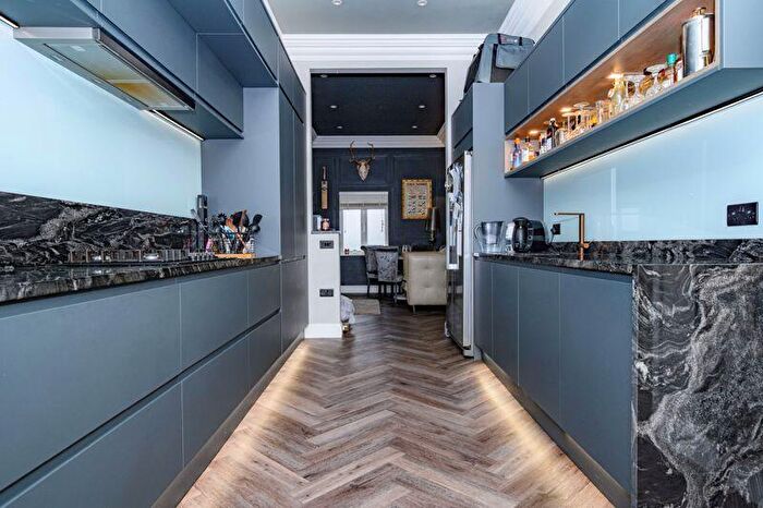 3 Bedroom Town House For Sale In Dragon Road, Hatfield, AL10