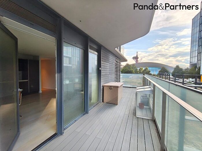 2 Bedroom Flat To Rent In Cassia Point, Glasshouse Gardens, Stratford, London, E20