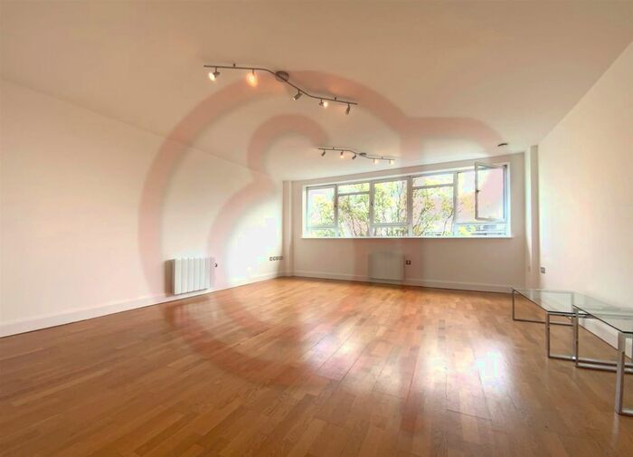 3 Bedroom Flat To Rent In Heathcroft, Ealing, W5