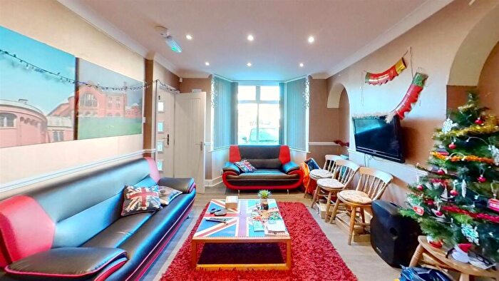 4 Bedroom House To Rent In Tealby Grove, Birmingham, West Midlands, B29