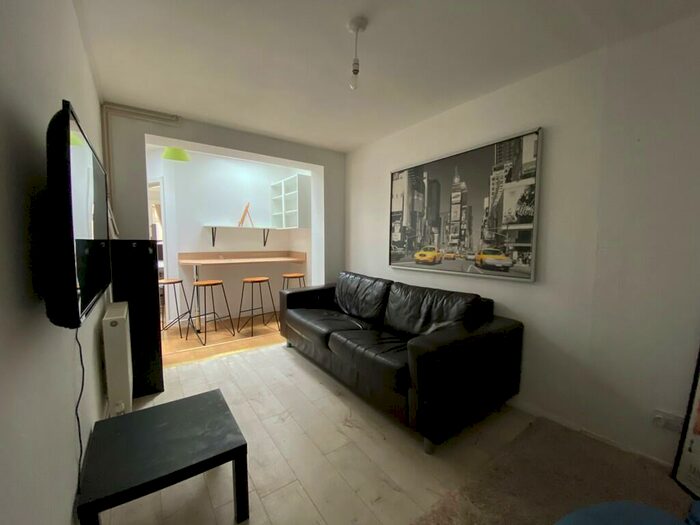 5 Bedroom Semi-Detached House To Rent In Harrison Road, Southampton, SO17