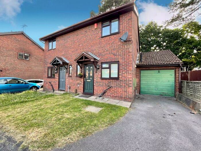 3 Bedroom Semi-Detached House To Rent In Woolwich Close, Southampton, SO31