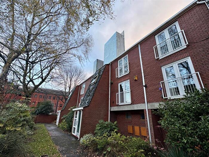 1 Bedroom Apartment For Sale In Porchfield Square, Manchester, M3