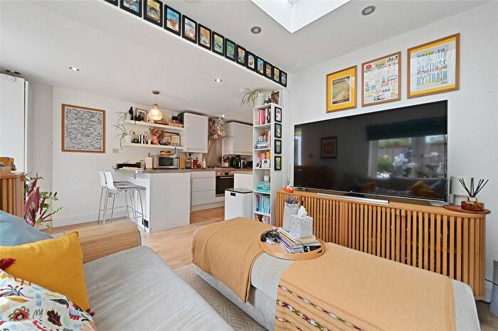 2 Bedroom Flat For Sale In Cathnor Road, London, W12