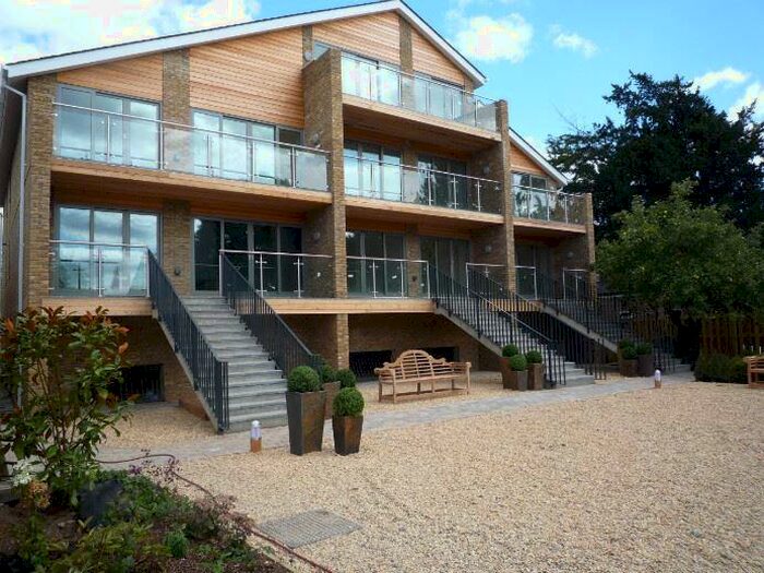 2 Bedroom Flat To Rent In The Green, Hampton Court, KT8